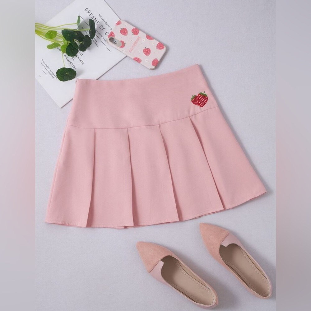 Strawberry Embroidered Pleated pink skirt